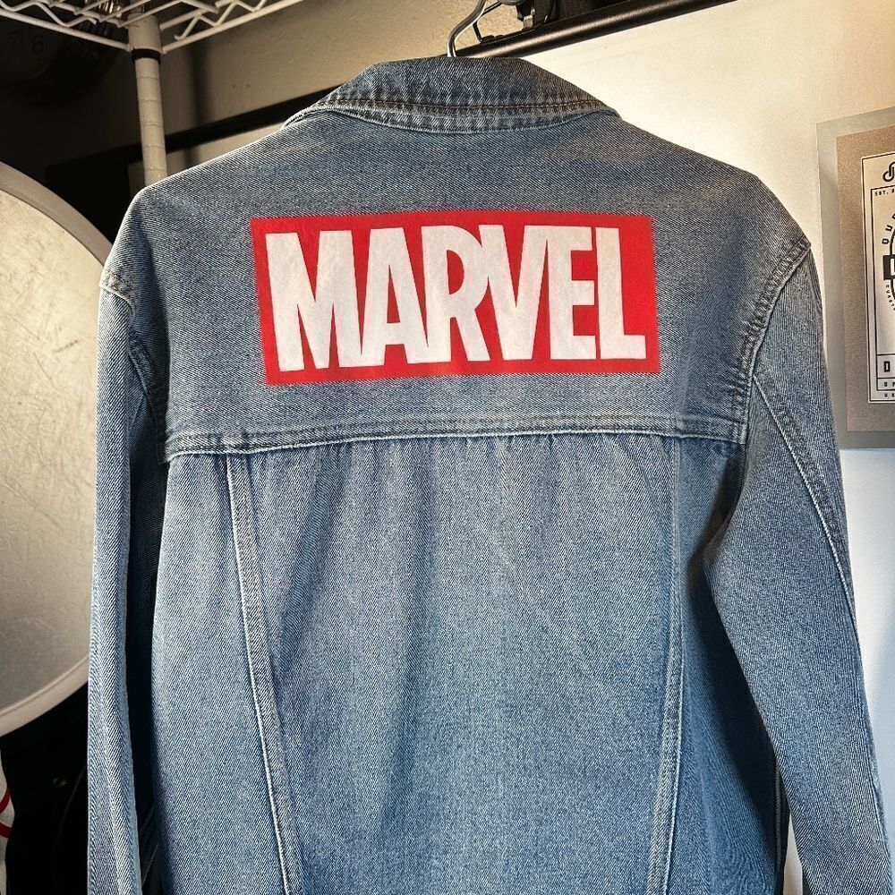 MARVEL®  |  DENIM & DENIM  |  TRUCKER JACKET  |  LARGE LOGO  |  6-POCKETS  |